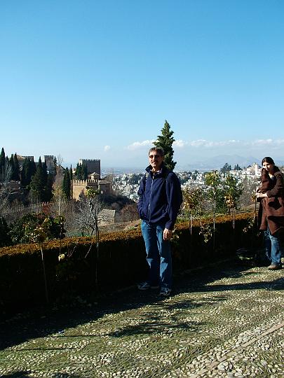 DSCF2009.JPG - Alhambra, Generalife (Paul op de voor- en Granada op de achtergrond)