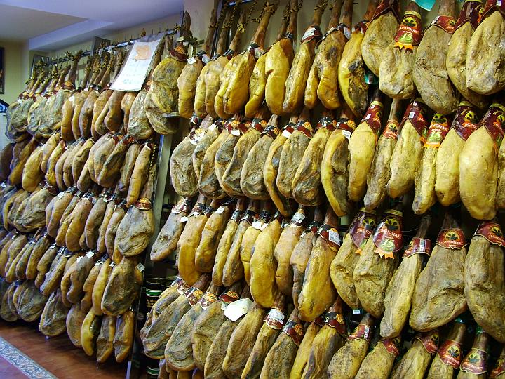 DSCF2089.JPG - Ronda, heel veel ham